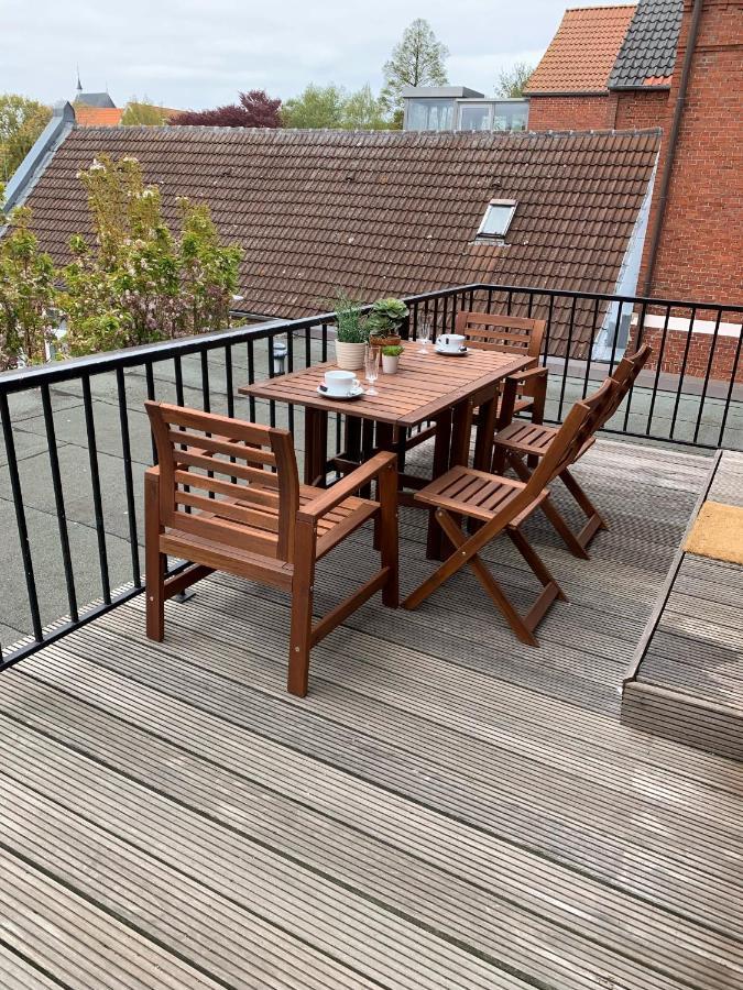 Charmante Ferienwohnung Mit Terrasse Im Herzen Von Norden Esterno foto
